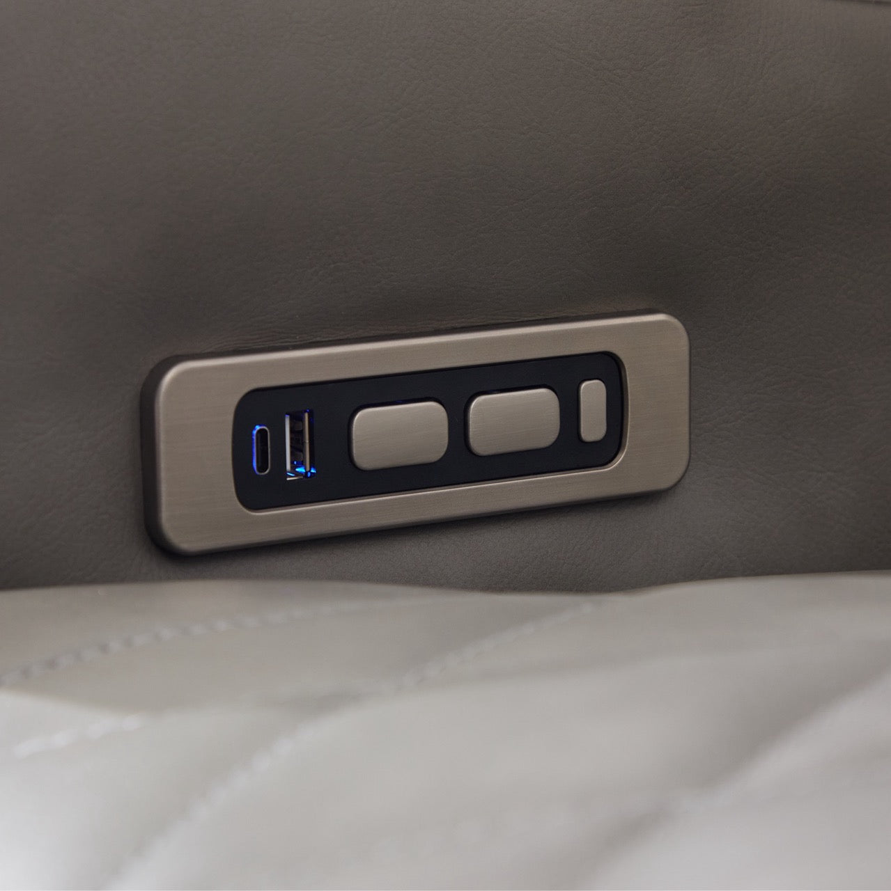 Dumonde kanapé, elektromos fekvő, vezeték nélküli töltés, USB-C, fűtött pohártartók, LED világítás Selvar 215x97 cm
